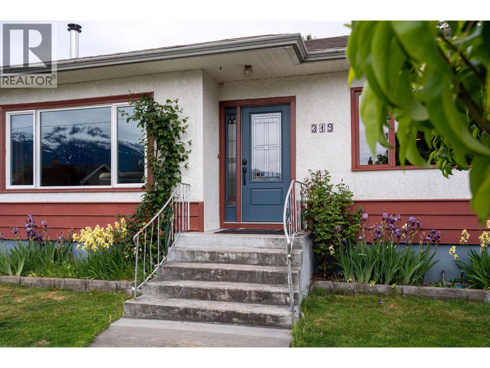 319 Taylor Street, Revelstoke, British Columbia  V0E 2S0 - Photo 3 - 10388429