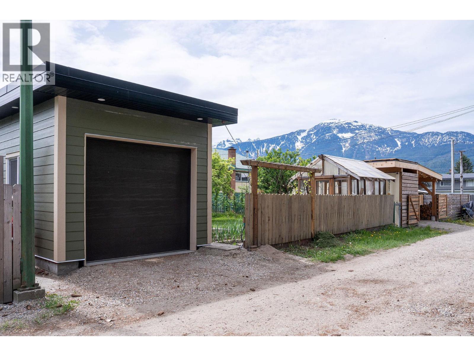 319 Taylor Street, Revelstoke, British Columbia  V0E 2S0 - Photo 25 - 10388429