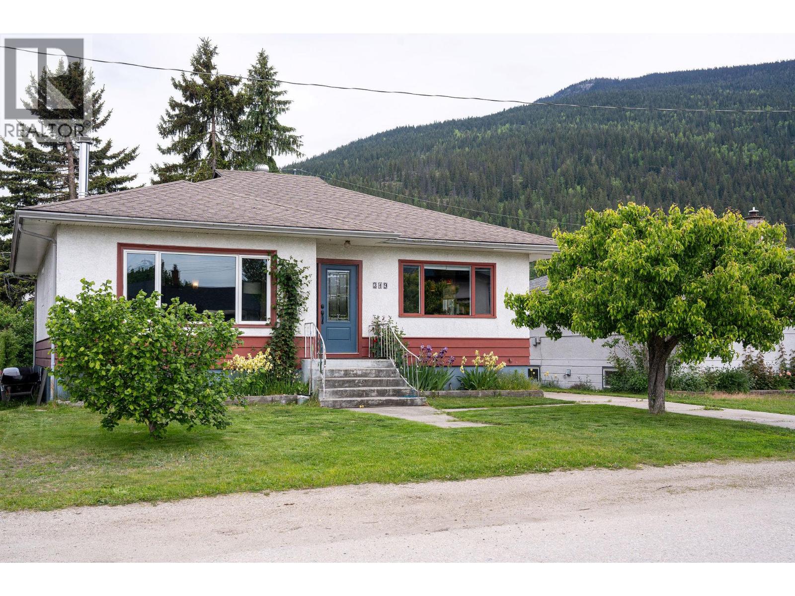319 Taylor Street, Revelstoke, British Columbia  V0E 2S0 - Photo 1 - 10388429