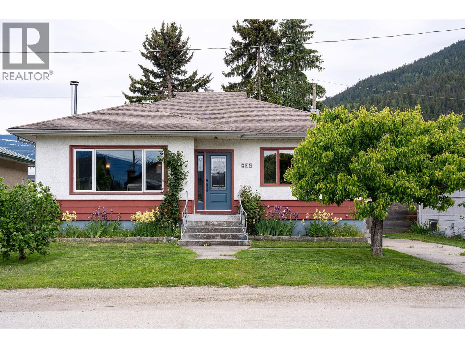 319 Taylor Street, Revelstoke, British Columbia  V0E 2S0 - Photo 2 - 10388429