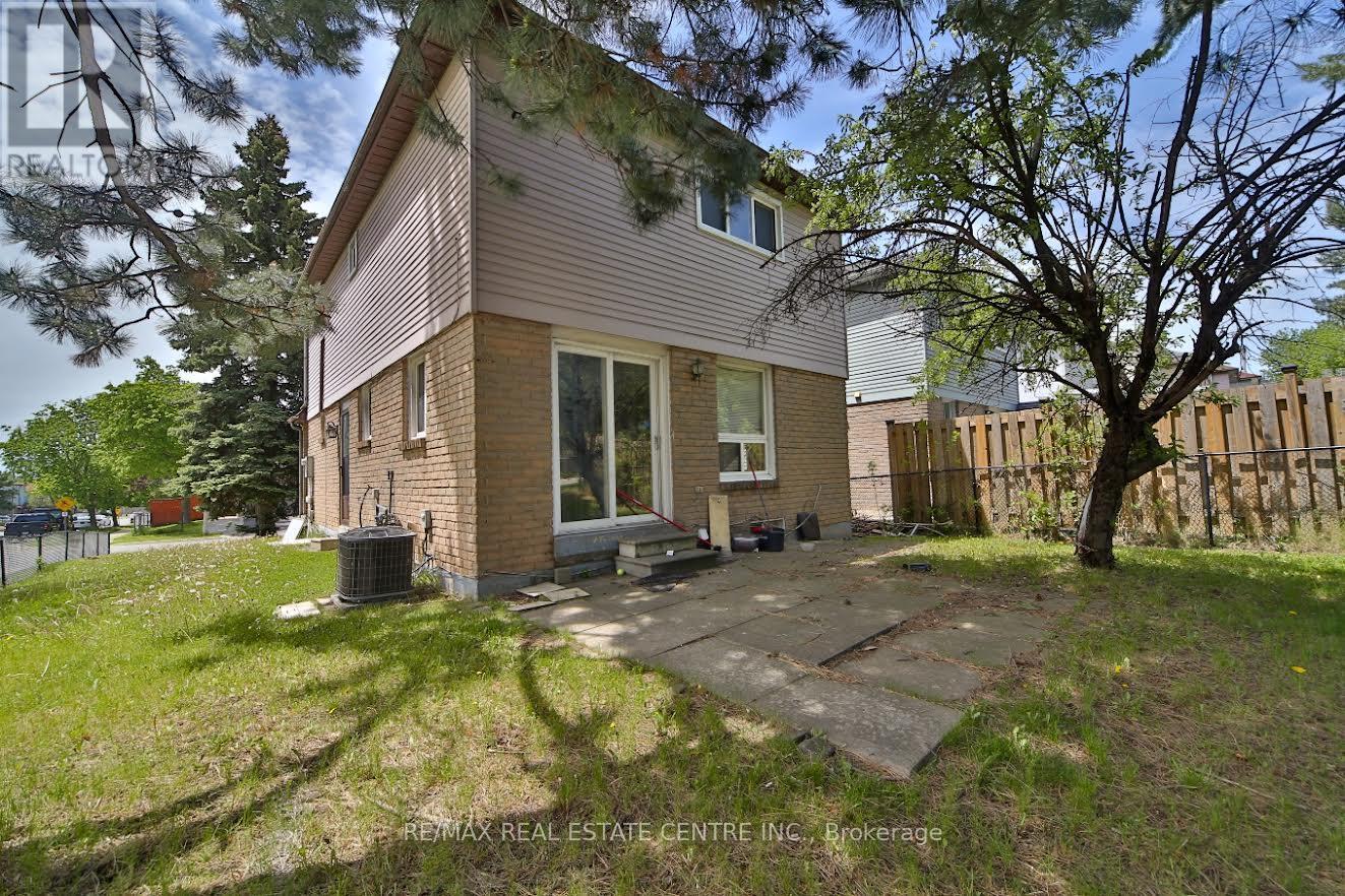 2 Roehampton Crescent, Brampton, Ontario  L6Y 2R4 - Photo 3 - W13165904