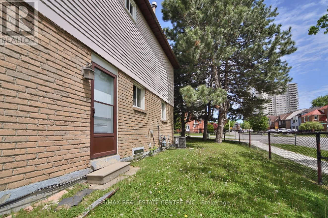 2 Roehampton Crescent, Brampton, Ontario  L6Y 2R4 - Photo 4 - W13165904