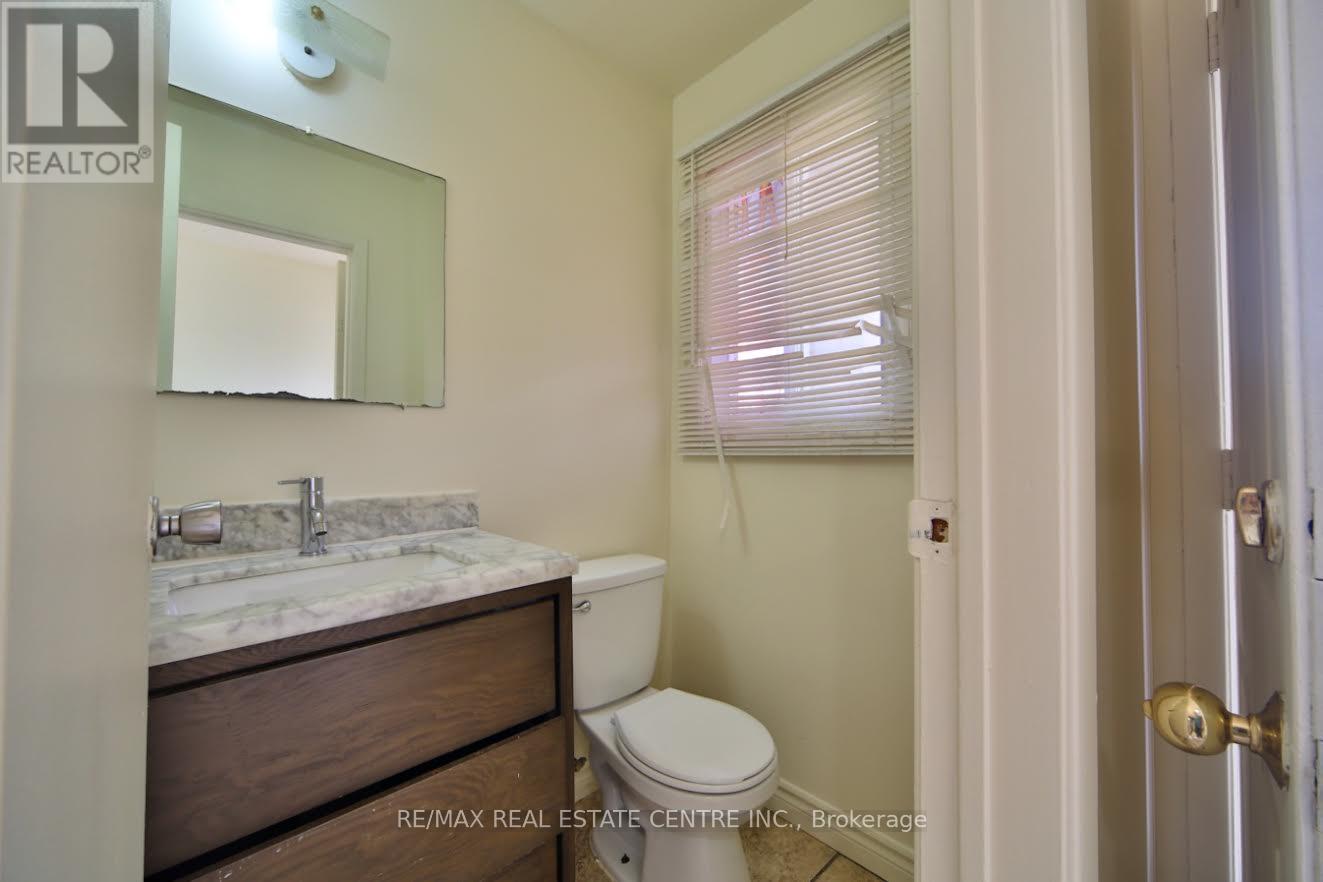 2 Roehampton Crescent, Brampton, Ontario  L6Y 2R4 - Photo 7 - W13165904
