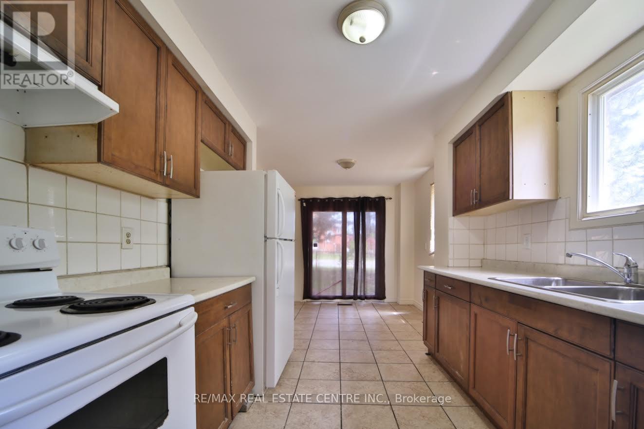 2 Roehampton Crescent, Brampton, Ontario  L6Y 2R4 - Photo 8 - W13165904