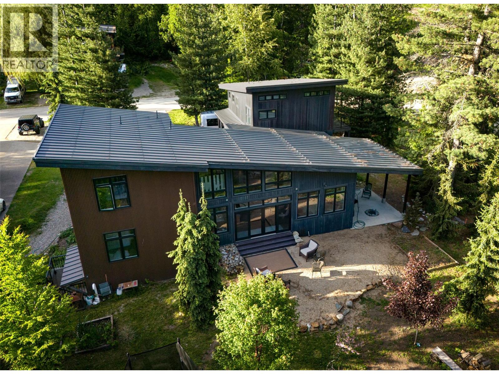 2083 Mountain Gate Road, Revelstoke, British Columbia  V0E 2S0 - Photo 3 - 10375469