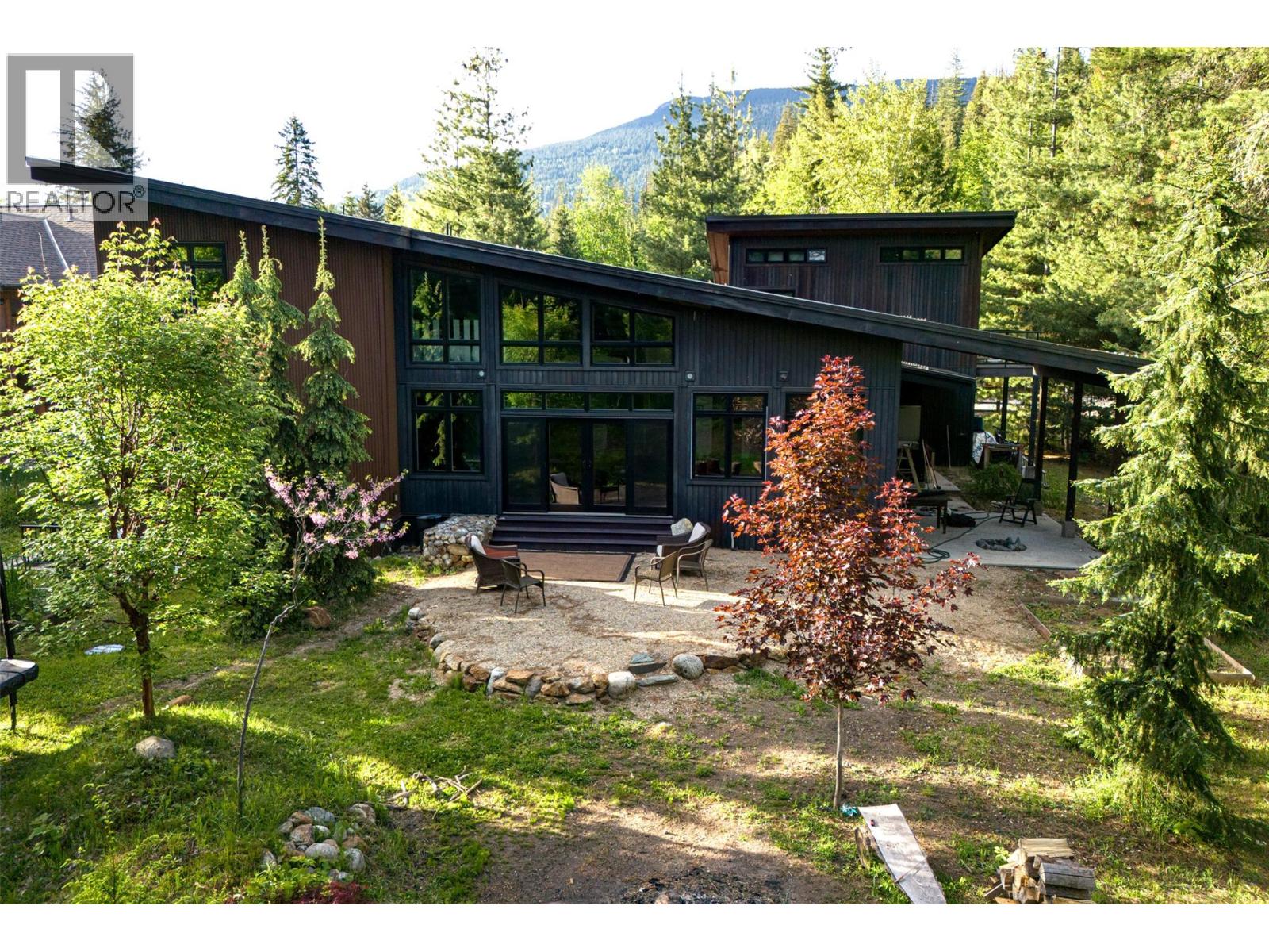 2083 Mountain Gate Road, Revelstoke, British Columbia  V0E 2S0 - Photo 1 - 10375469