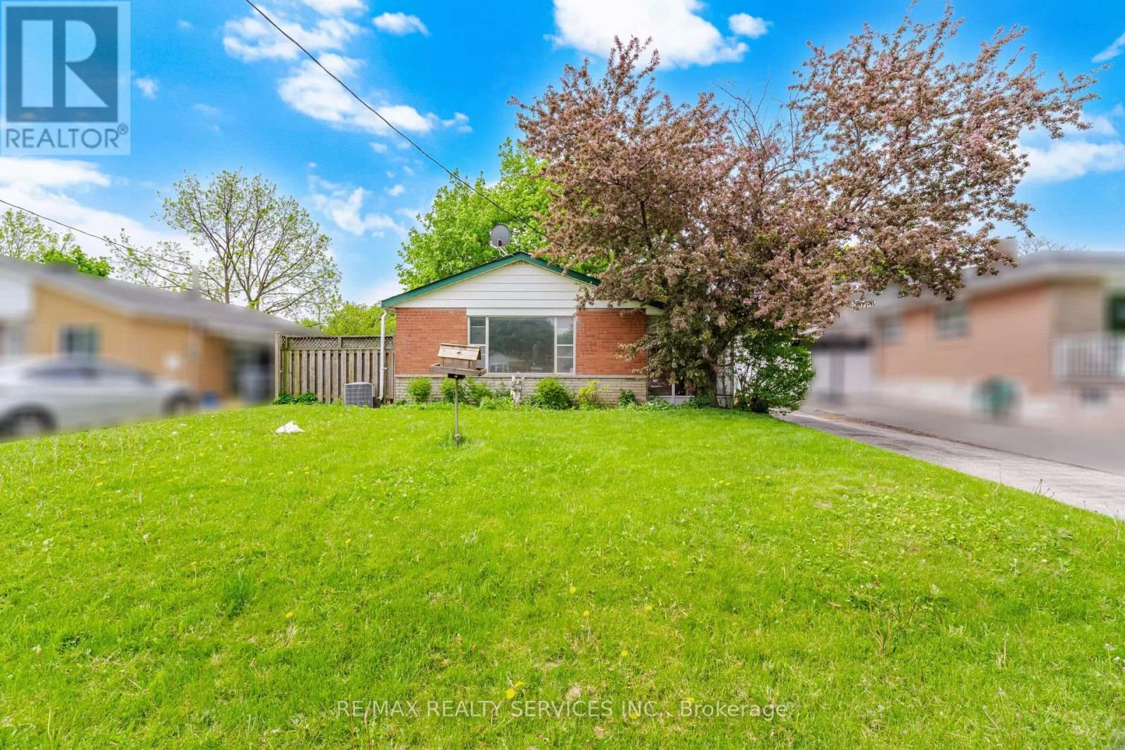 27 Hadrina Street, Brampton, Ontario  L6X 2J5 - Photo 2 - W13166028