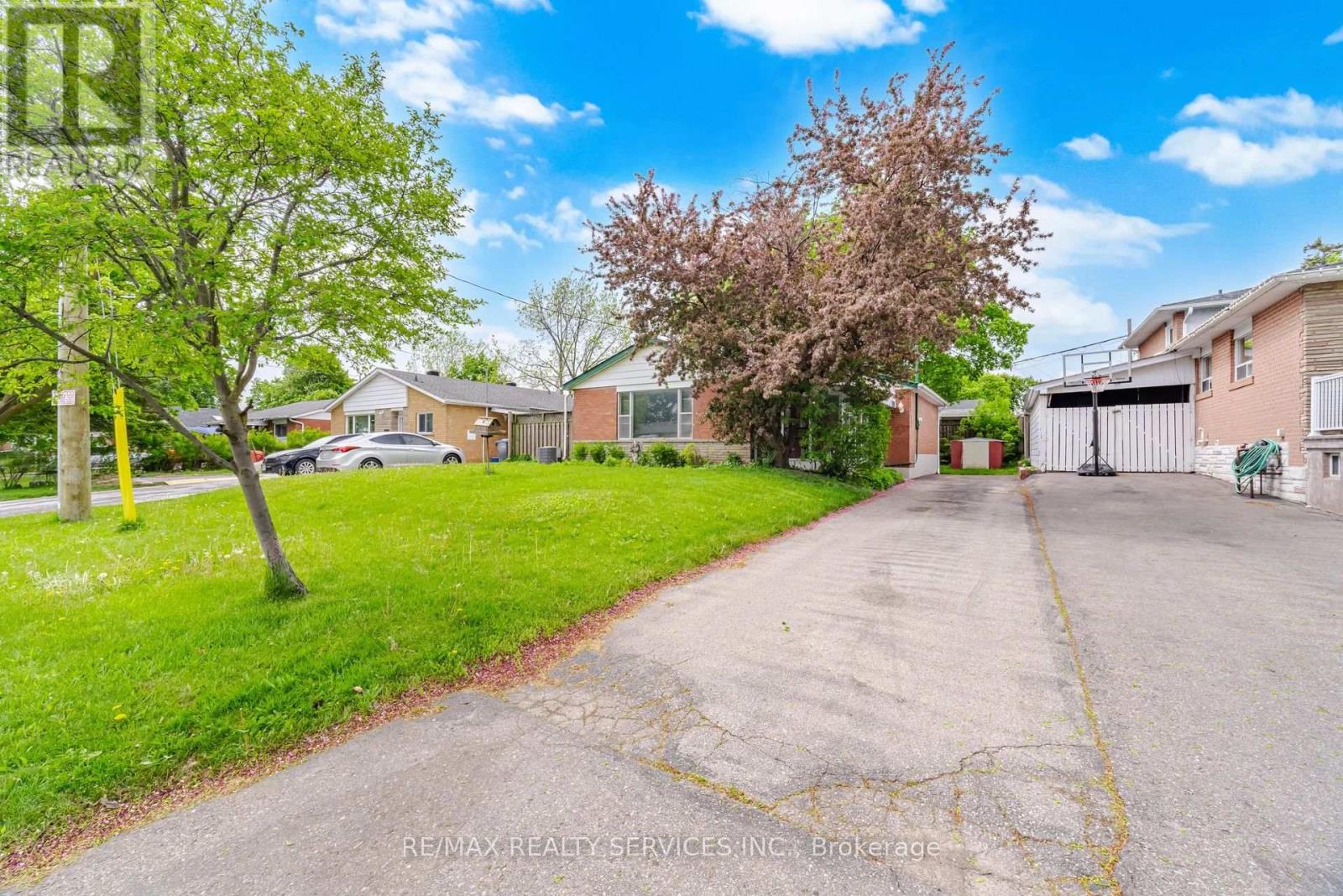 27 Hadrina Street, Brampton, Ontario  L6X 2J5 - Photo 6 - W13166028