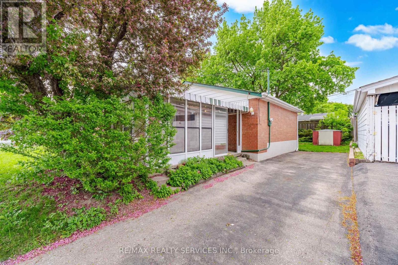 27 Hadrina Street, Brampton, Ontario  L6X 2J5 - Photo 7 - W13166028