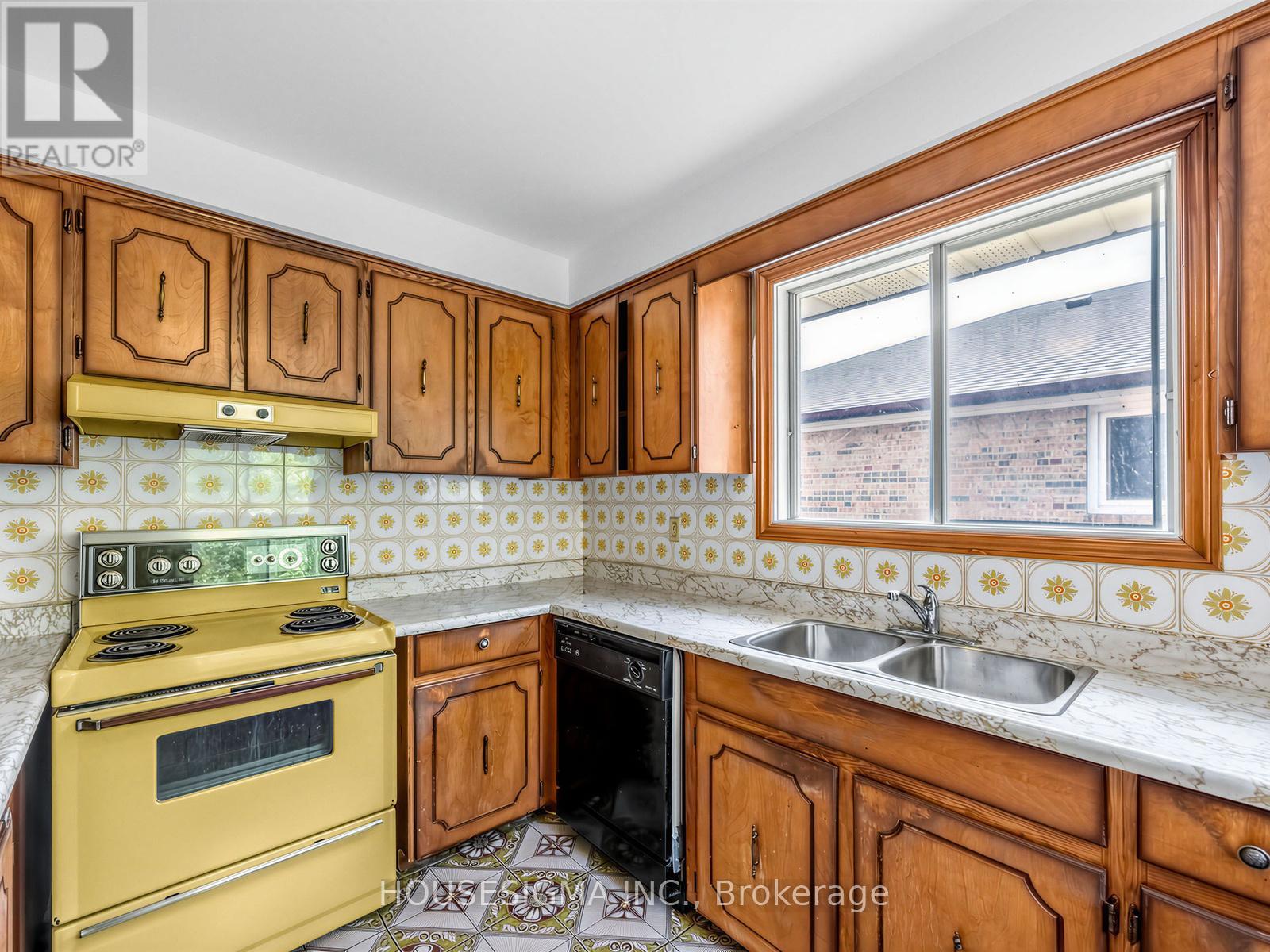 1136 Glencairn Avenue, Toronto, Ontario  M6B 2B4 - Photo 12 - W13166046