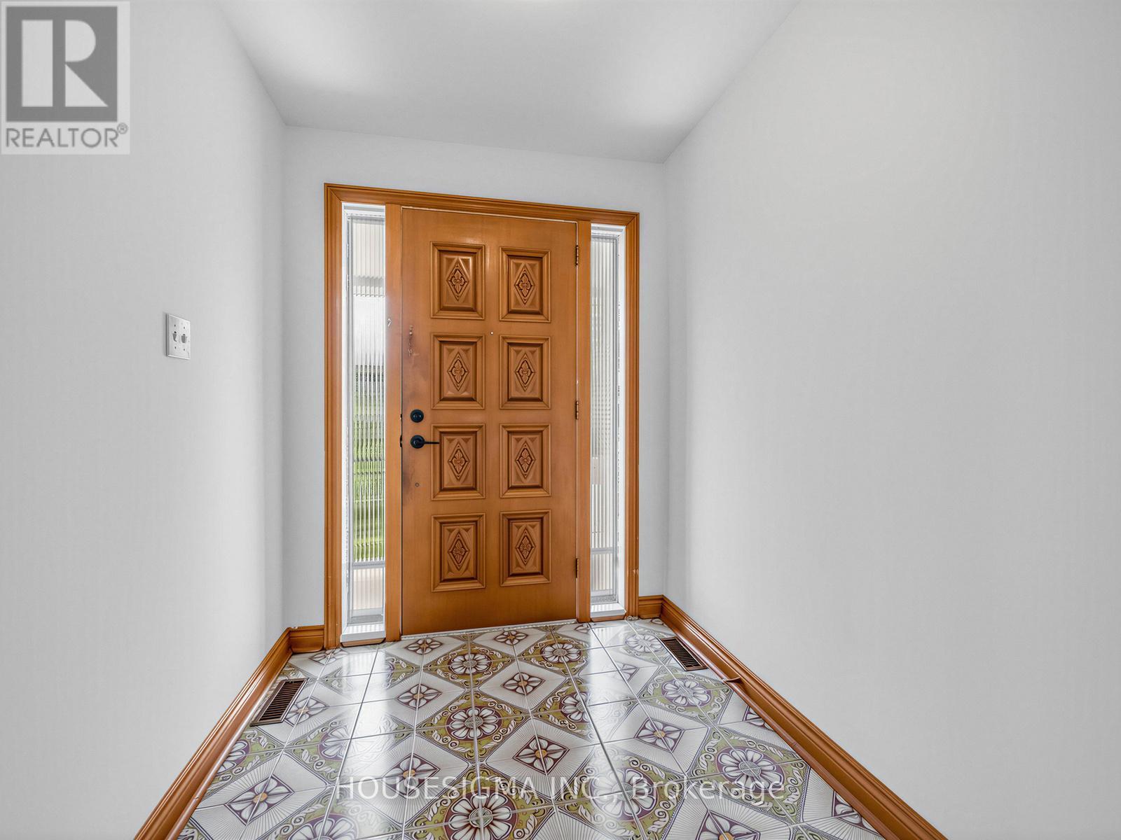 1136 Glencairn Avenue, Toronto, Ontario  M6B 2B4 - Photo 8 - W13166046