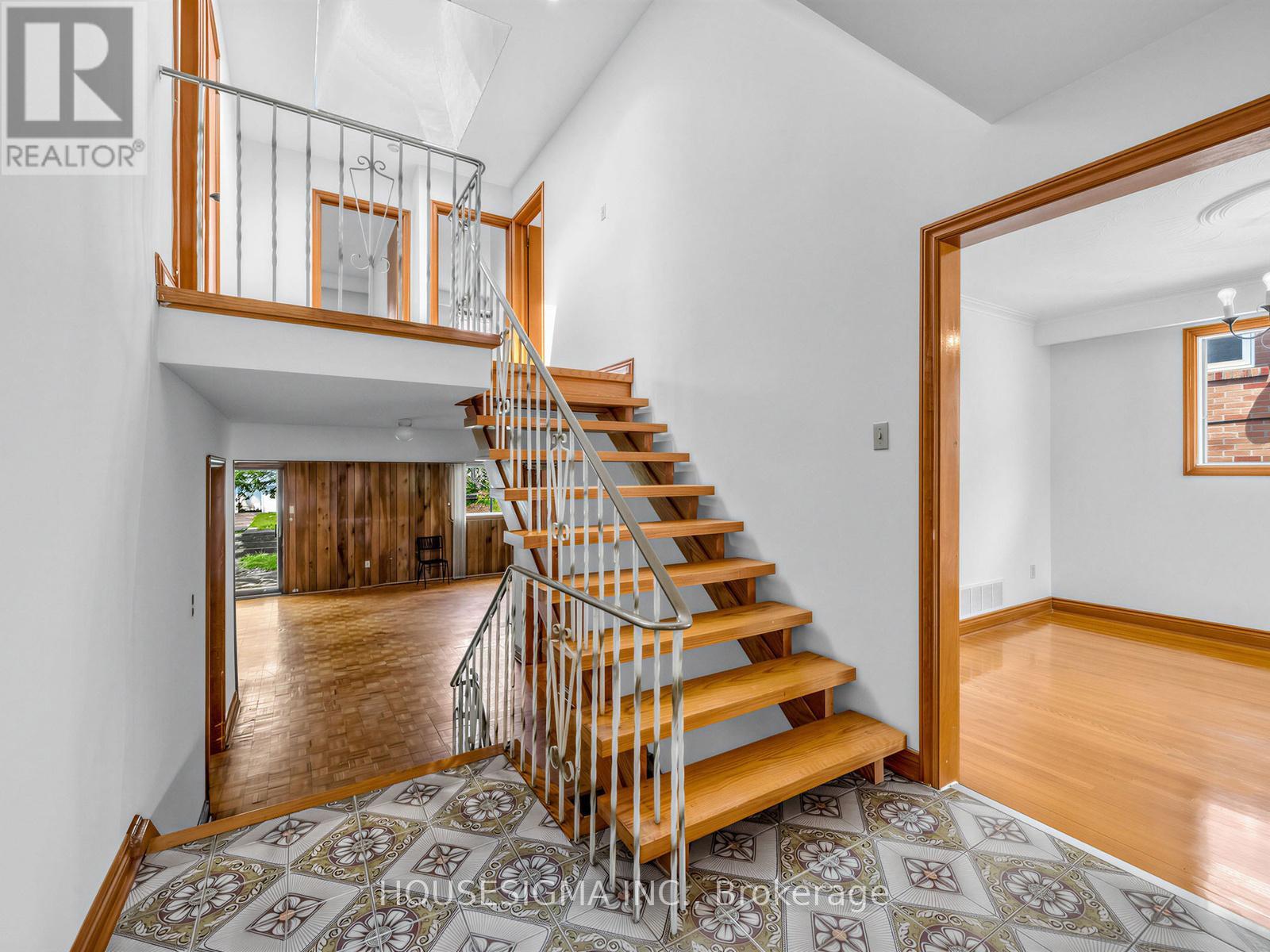 1136 Glencairn Avenue, Toronto, Ontario  M6B 2B4 - Photo 9 - W13166046