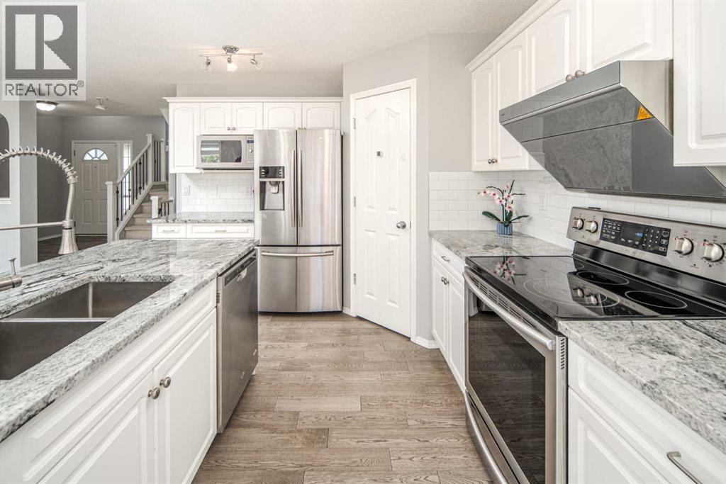 32 Cougarstone Square SW, Calgary, Alberta  T3H 5J4 - Photo 13 - A2301938