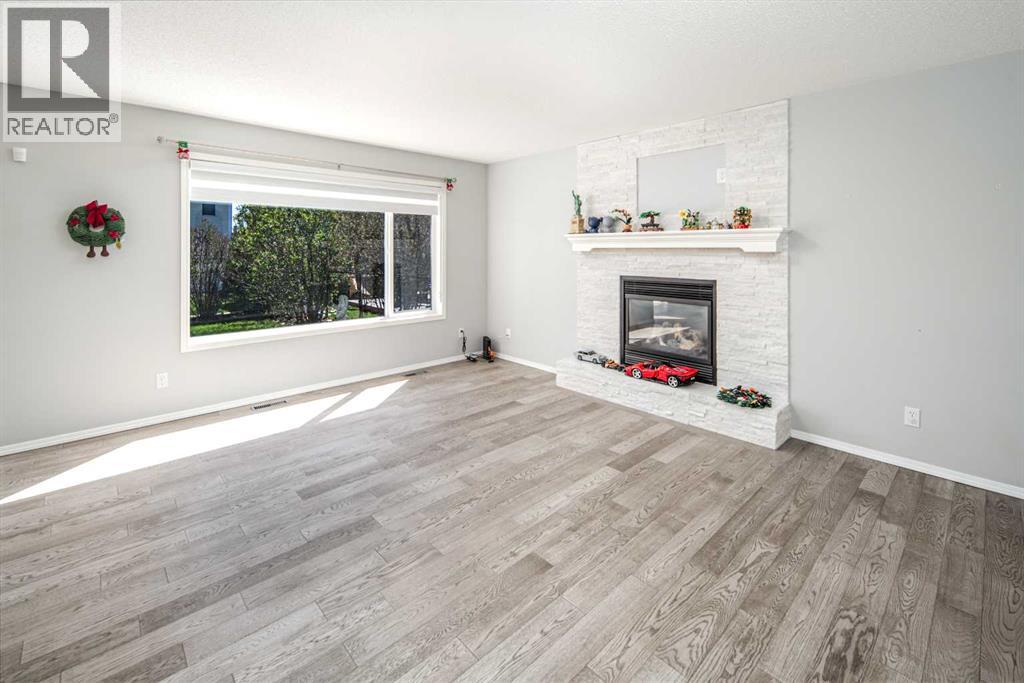 32 Cougarstone Square SW, Calgary, Alberta  T3H 5J4 - Photo 8 - A2301938
