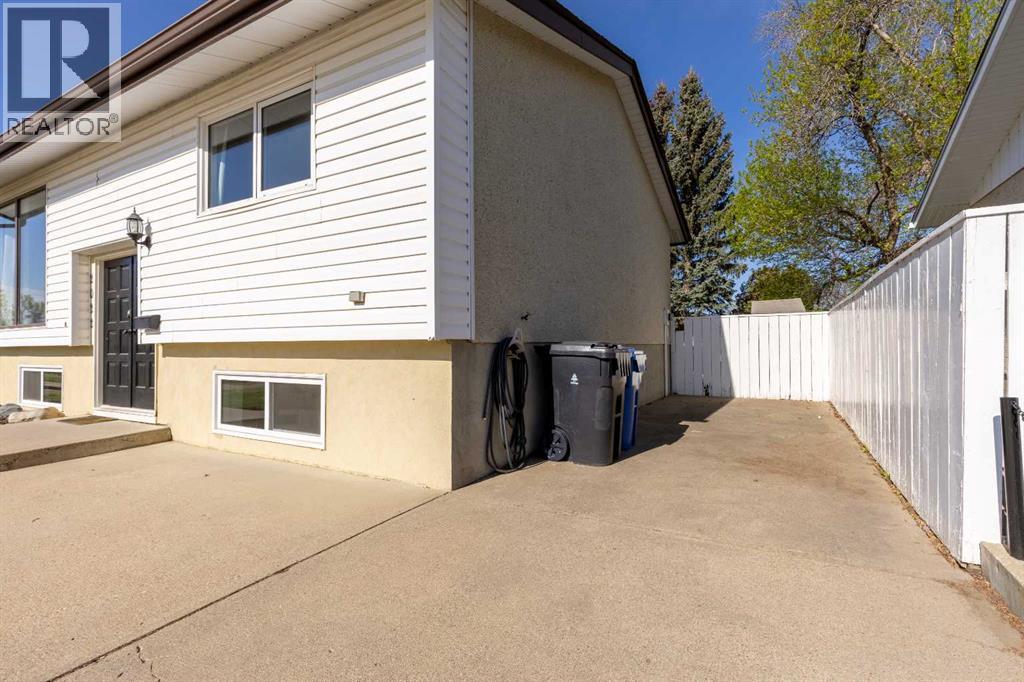 2022 19 Street N, Lethbridge, Alberta  T1H 4A9 - Photo 4 - A2313227