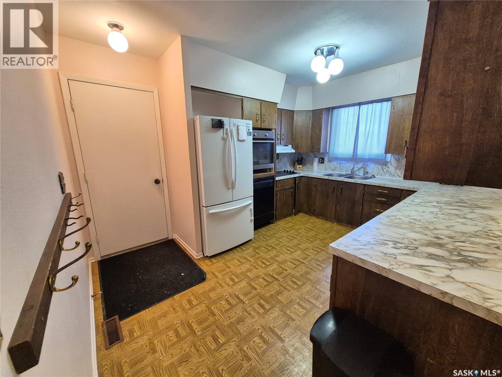 10 Yandeau Crescent, Radville, Saskatchewan  S0C 2G0 - Photo 3 - SK036662