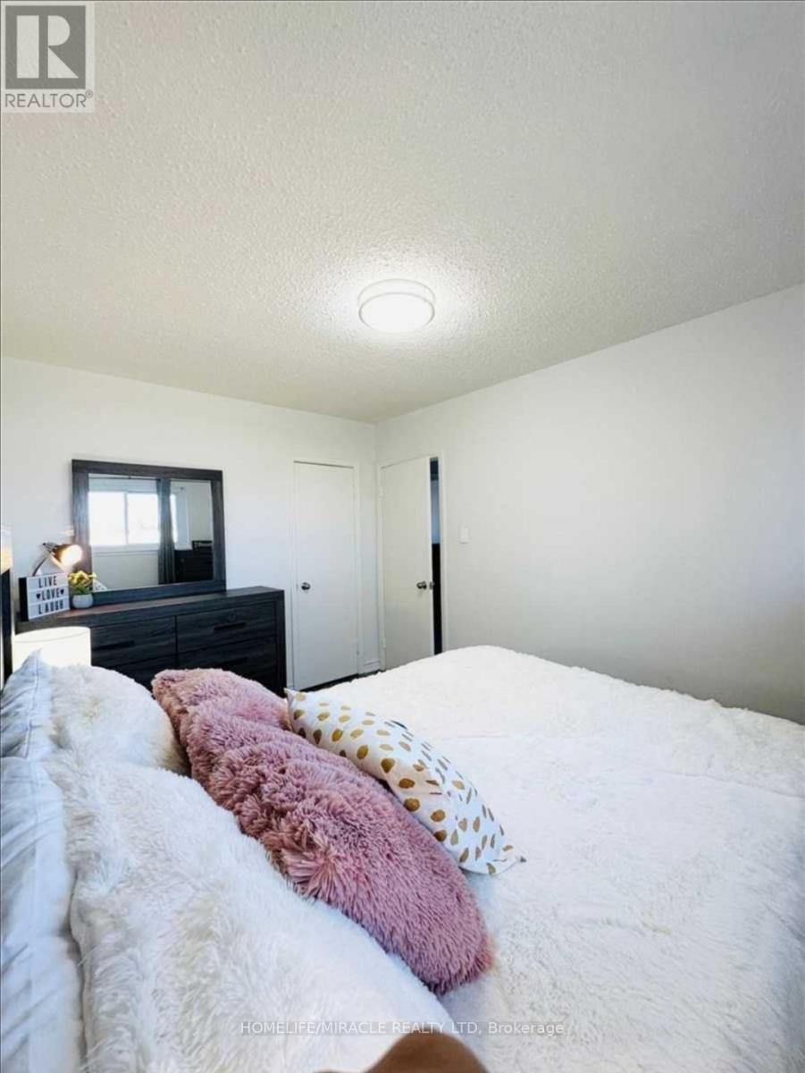 66 Fairglen Avenue, Brampton, Ontario  L6X 1K8 - Photo 13 - W13166102