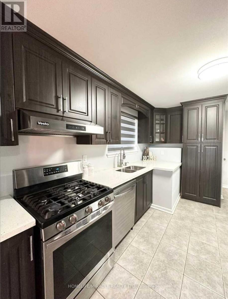 66 Fairglen Avenue, Brampton, Ontario  L6X 1K8 - Photo 2 - W13166102