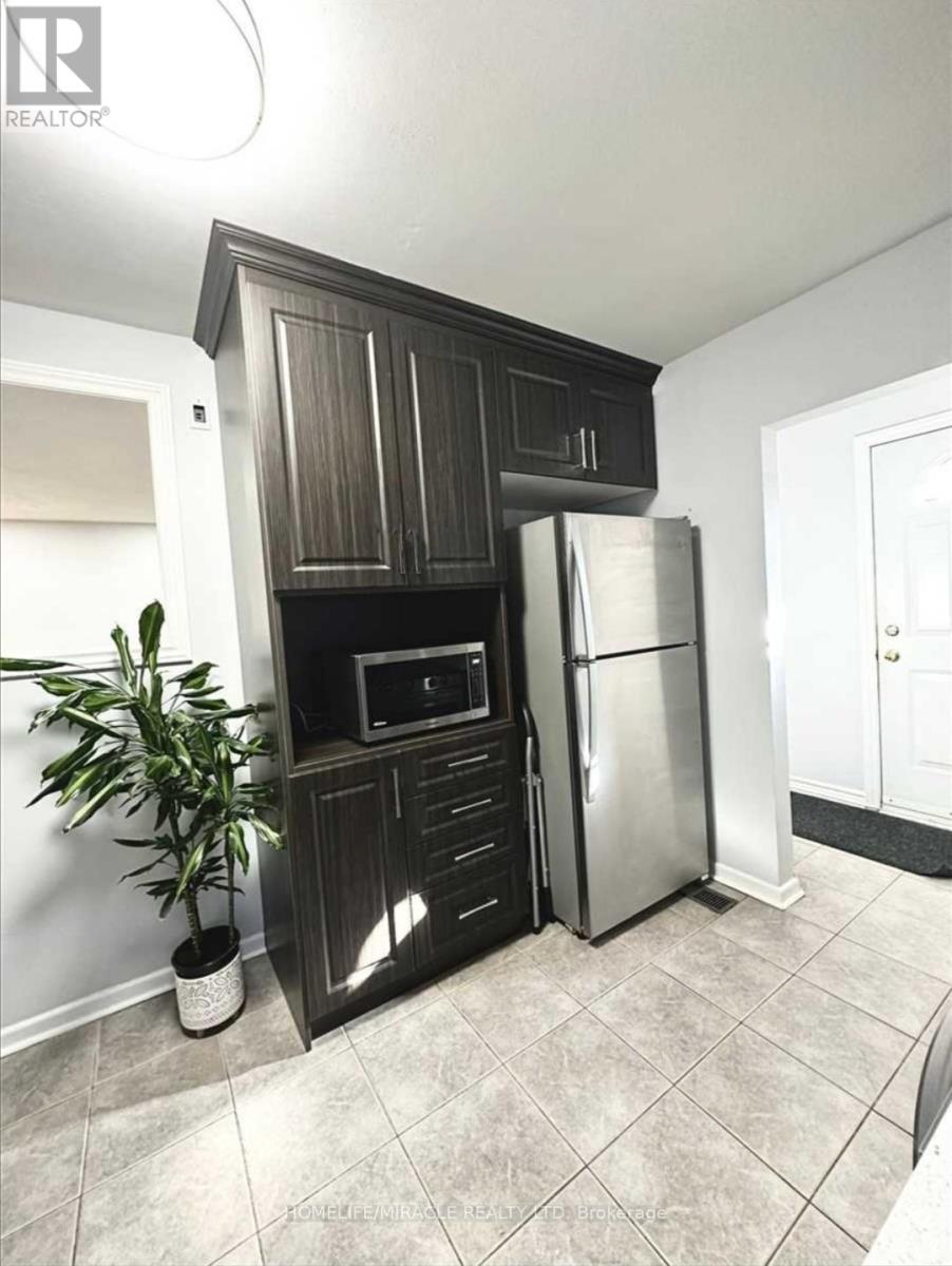 66 Fairglen Avenue, Brampton, Ontario  L6X 1K8 - Photo 4 - W13166102
