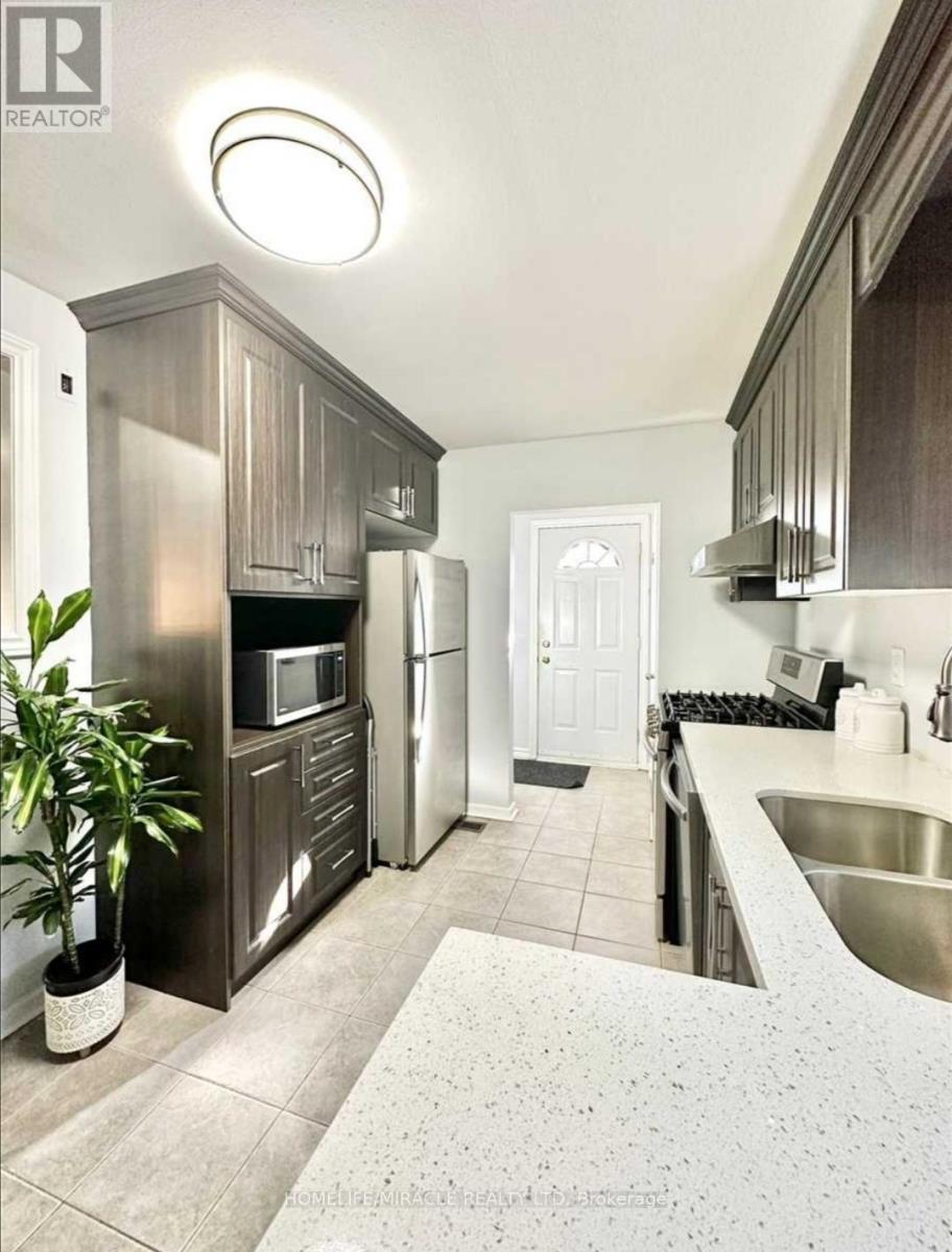 66 Fairglen Avenue, Brampton, Ontario  L6X 1K8 - Photo 5 - W13166102