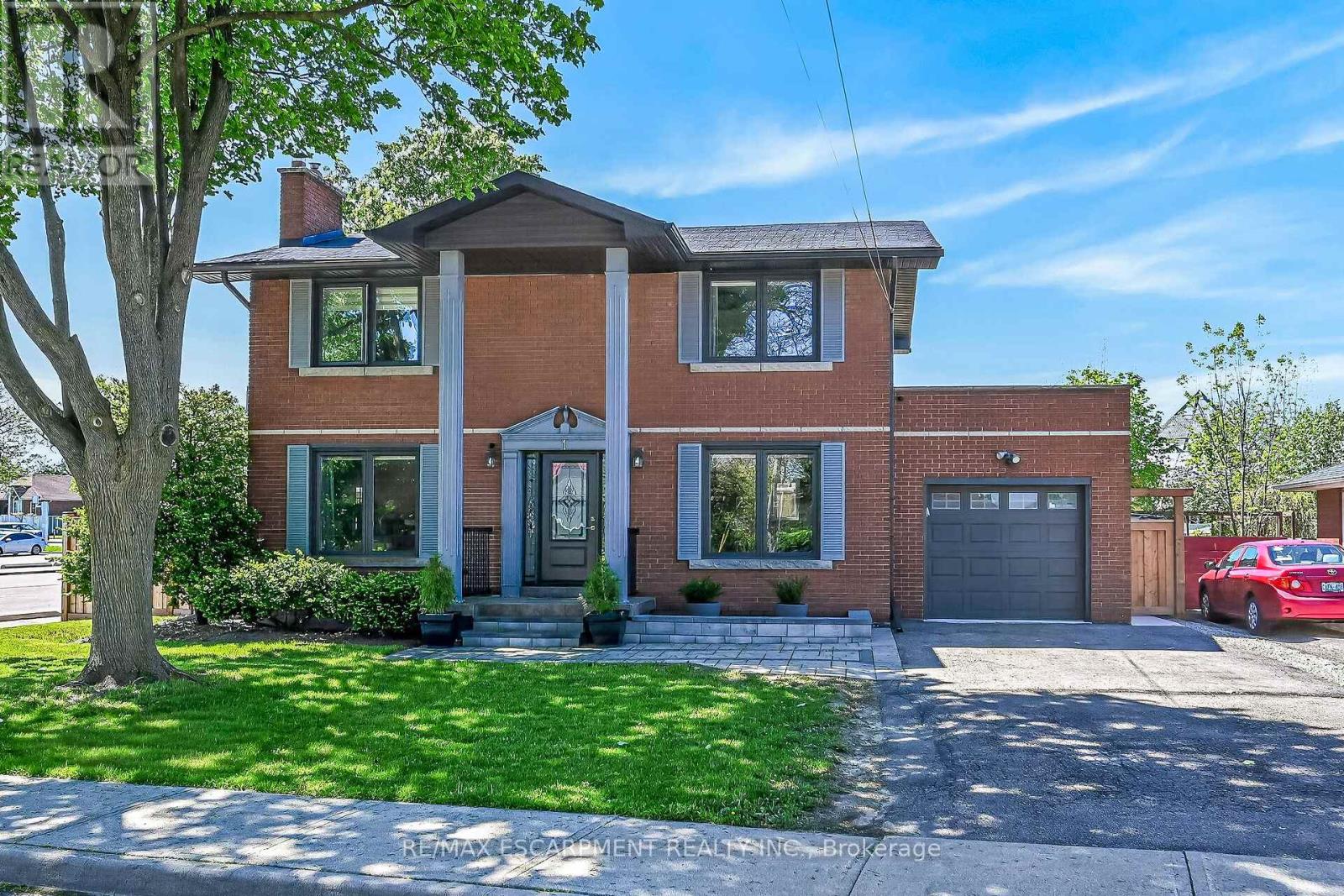 1 SANDRINGHAM AVENUE, Hamilton, Ontario