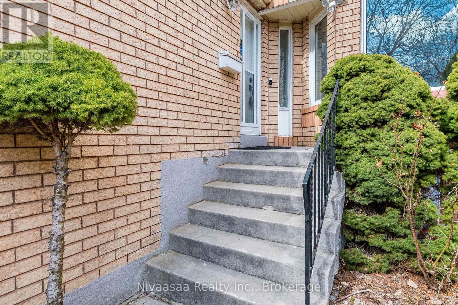33 Pantages Court, Brampton, Ontario  L6S 5B7 - Photo 3 - W13166286