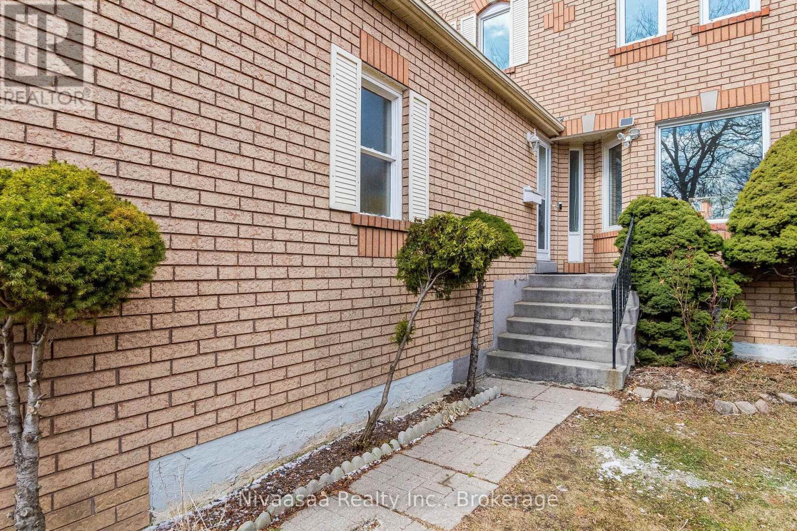 33 Pantages Court, Brampton, Ontario  L6S 5B7 - Photo 6 - W13166286