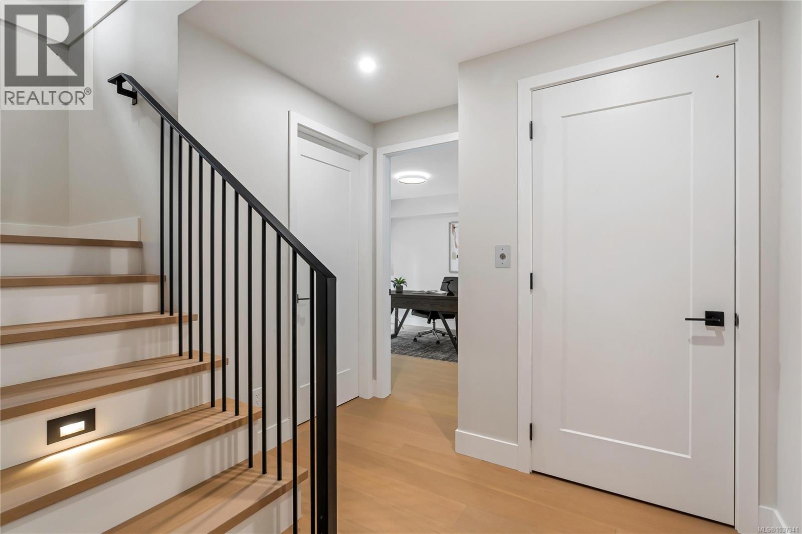 2 2590 Penrhyn St, Saanich, British Columbia  V8N 1G3 - Photo 4 - 1037941