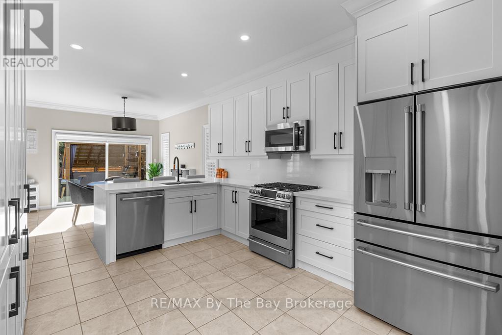 6 Academy Avenue, Wasaga Beach, Ontario  L9Z 0G9 - Photo 8 - S13127424