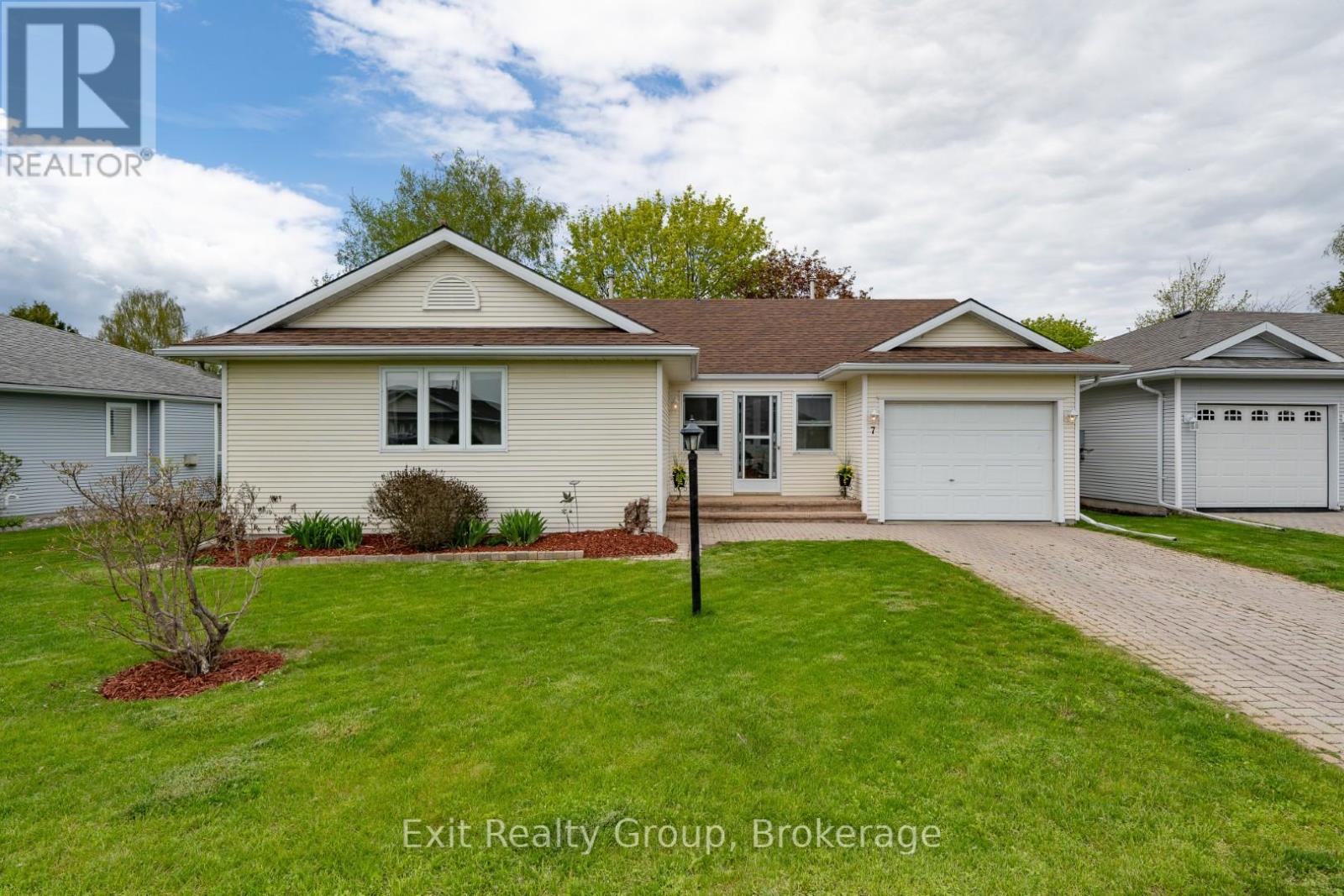 7 CRETNEY DRIVE, Prince Edward County, Ontario