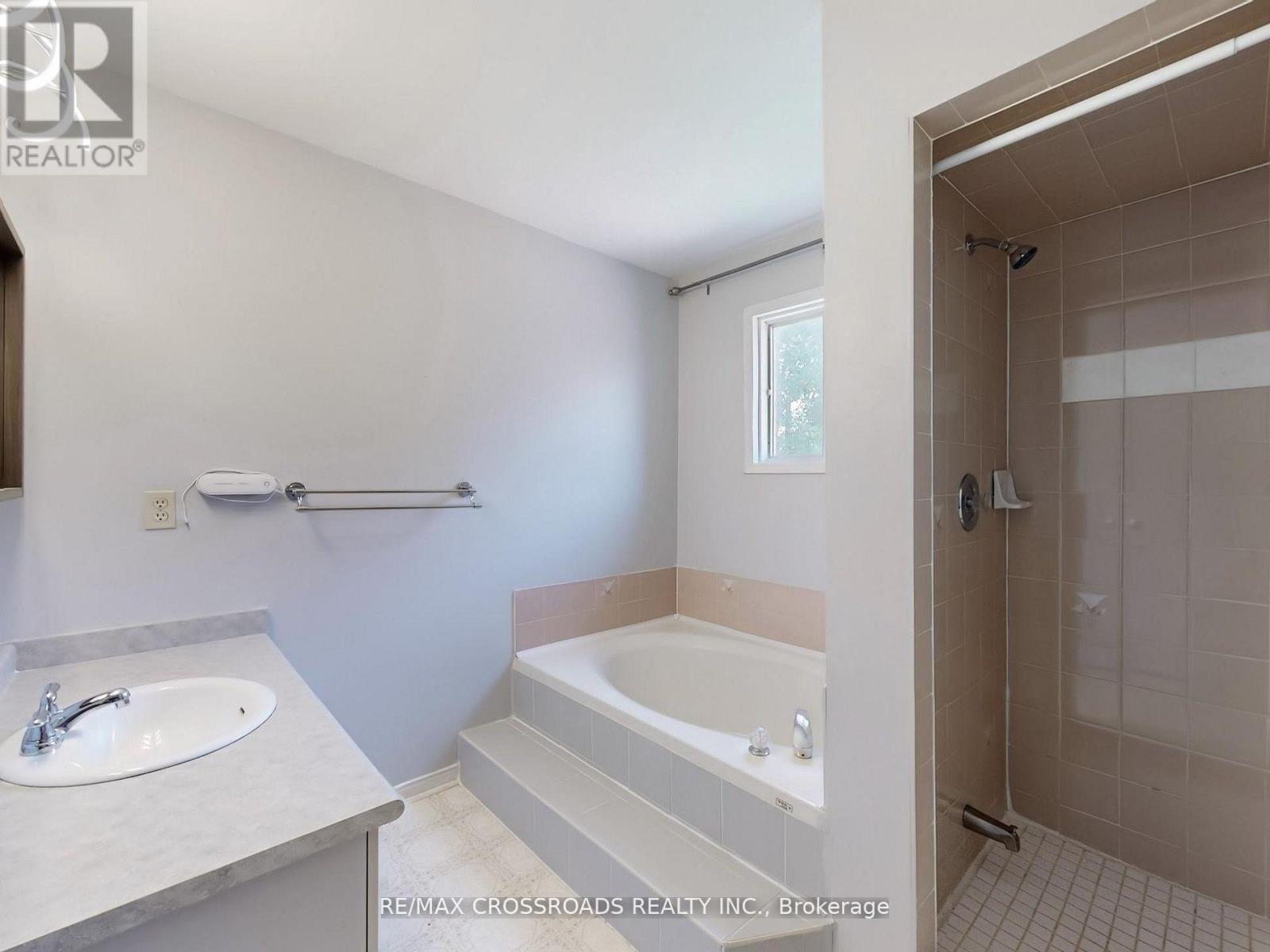 35 Forest Grove Drive, Whitby, Ontario  L1R 2A6 - Photo 17 - E13166354