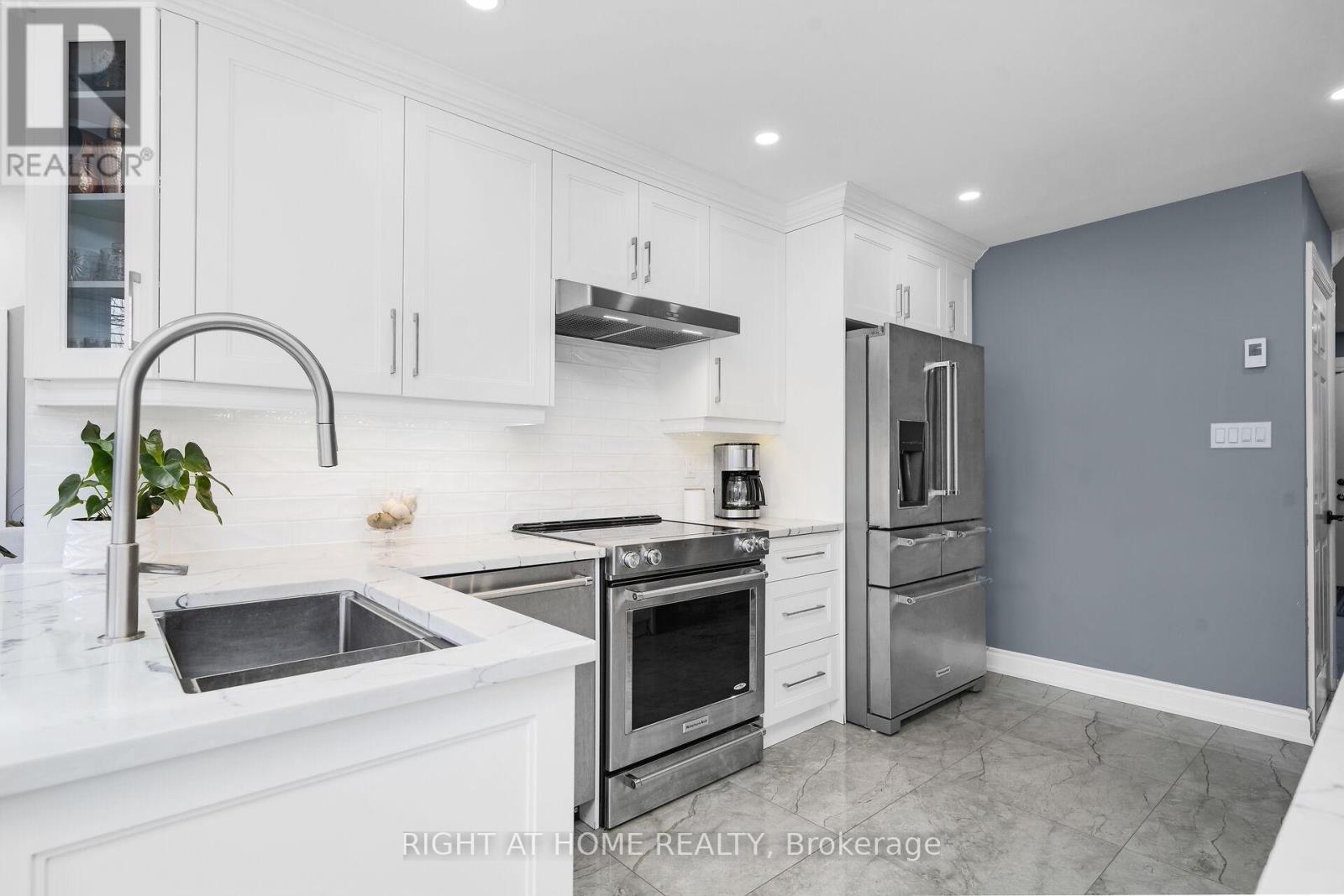 3038 Hillis Court, Mississauga, Ontario  L5N 5A4 - Photo 13 - W12994134