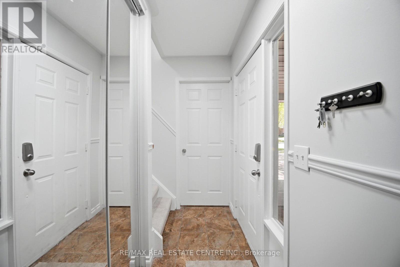 2349 Strawfield Court, Oakville, Ontario L6H 6C2 - Photo 4 - W13164114