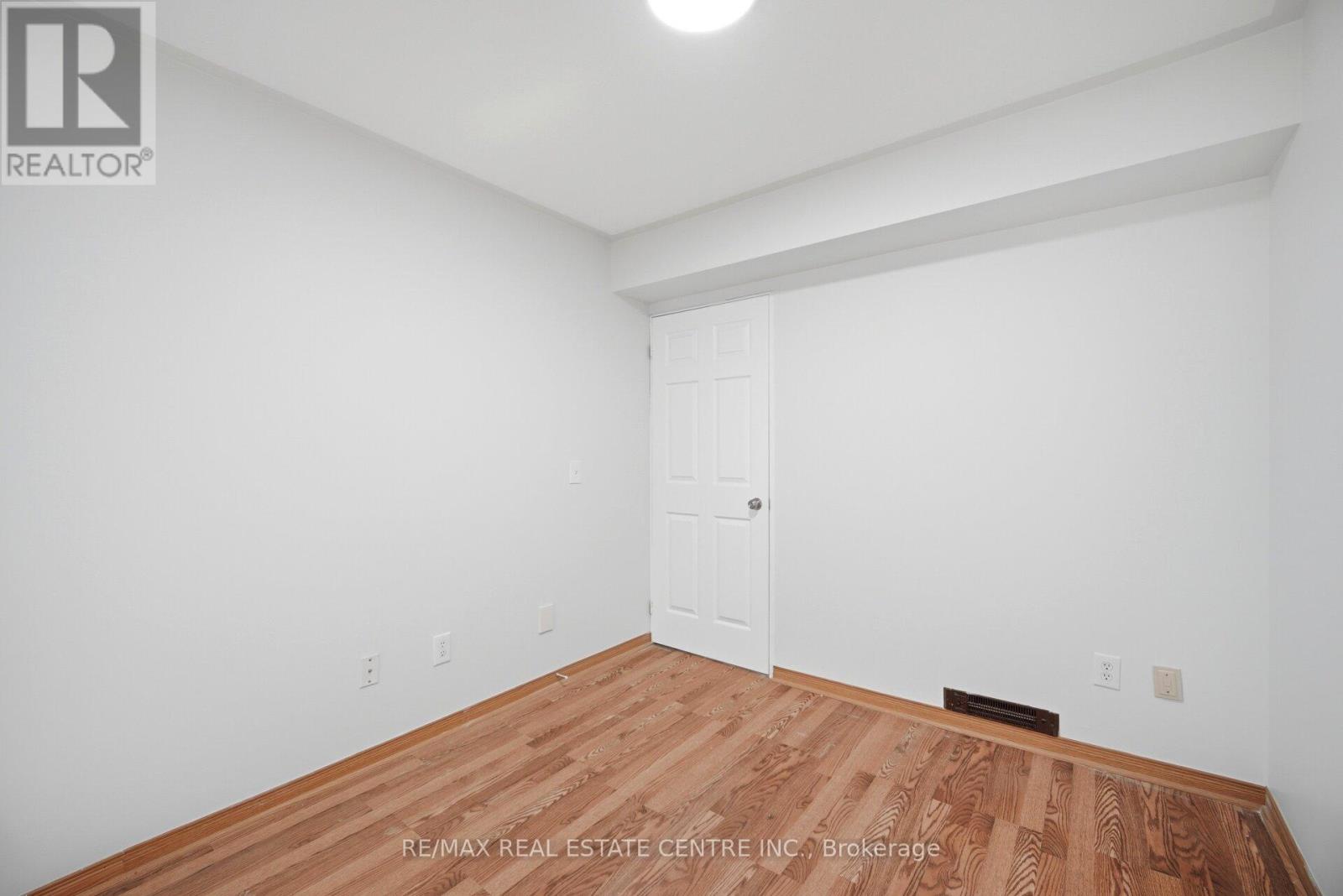 2349 Strawfield Court, Oakville, Ontario L6H 6C2 - Photo 8 - W13164114