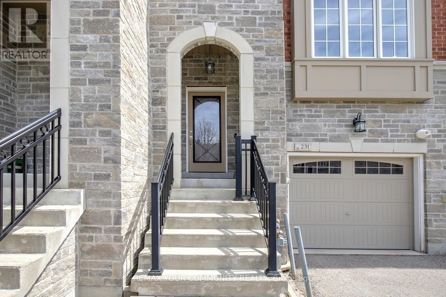 231 Appleton Court, Newmarket, Ontario  L3Y 0B8 - Photo 3 - N13166302