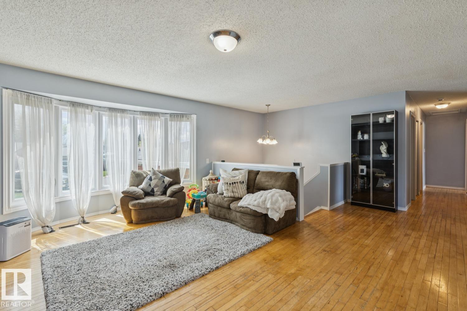 1871 45 St Nw Nw, Edmonton, Alberta  T6L 2S6 - Photo 9 - E4489639