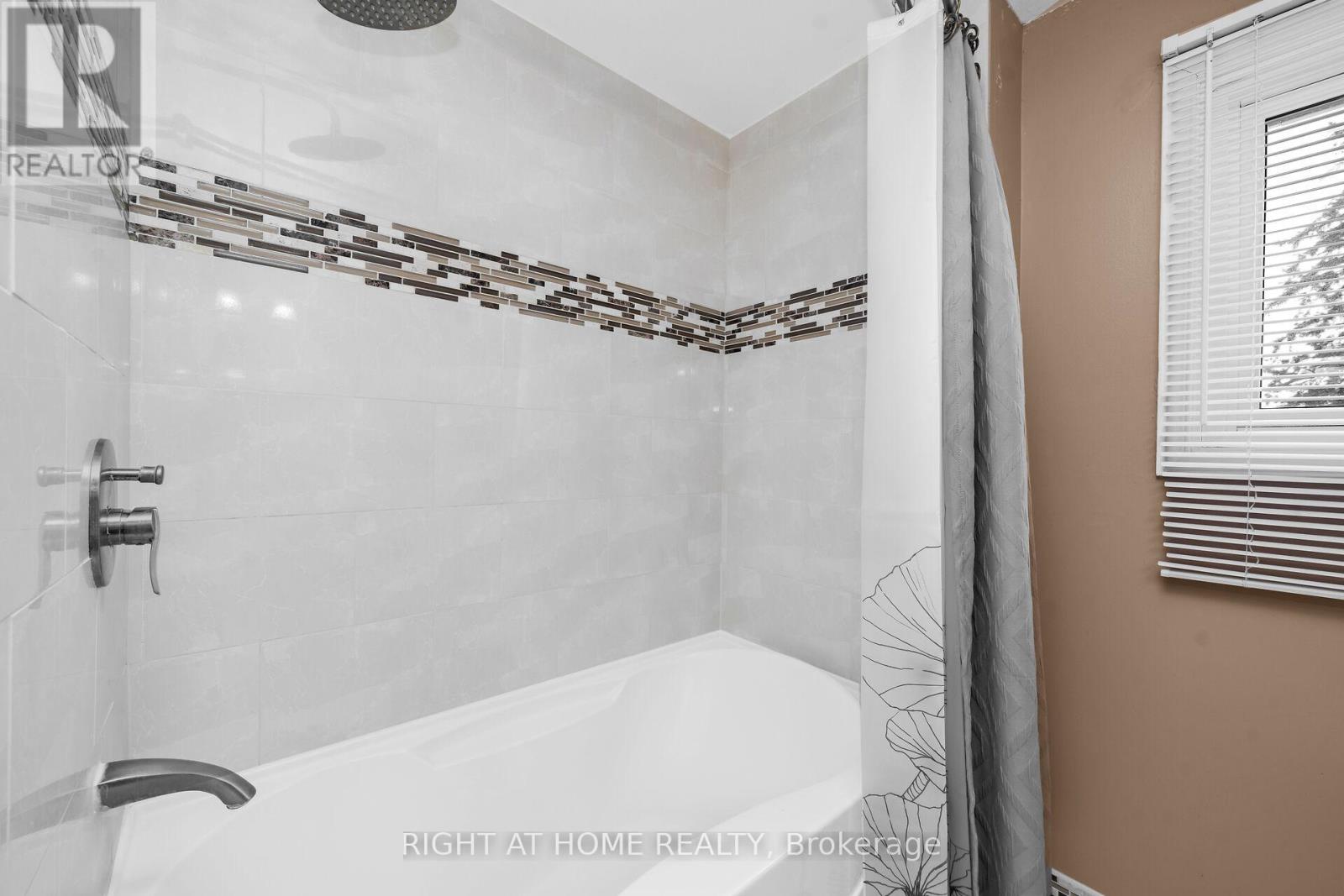 3038 Hillis Court, Mississauga, Ontario  L5N 5A4 - Photo 27 - W12994134