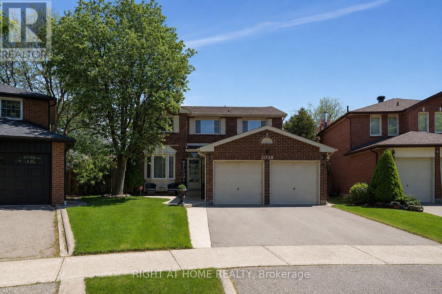 3038 Hillis Court, Mississauga, Ontario  L5N 5A4 - Photo 2 - W12994134