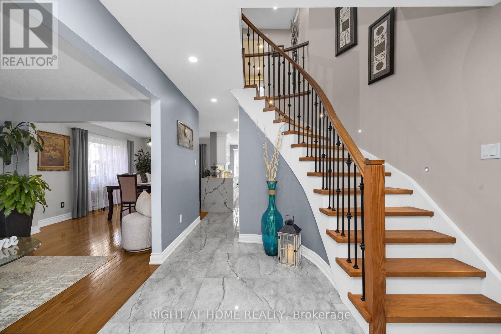 3038 Hillis Court, Mississauga, Ontario  L5N 5A4 - Photo 5 - W12994134