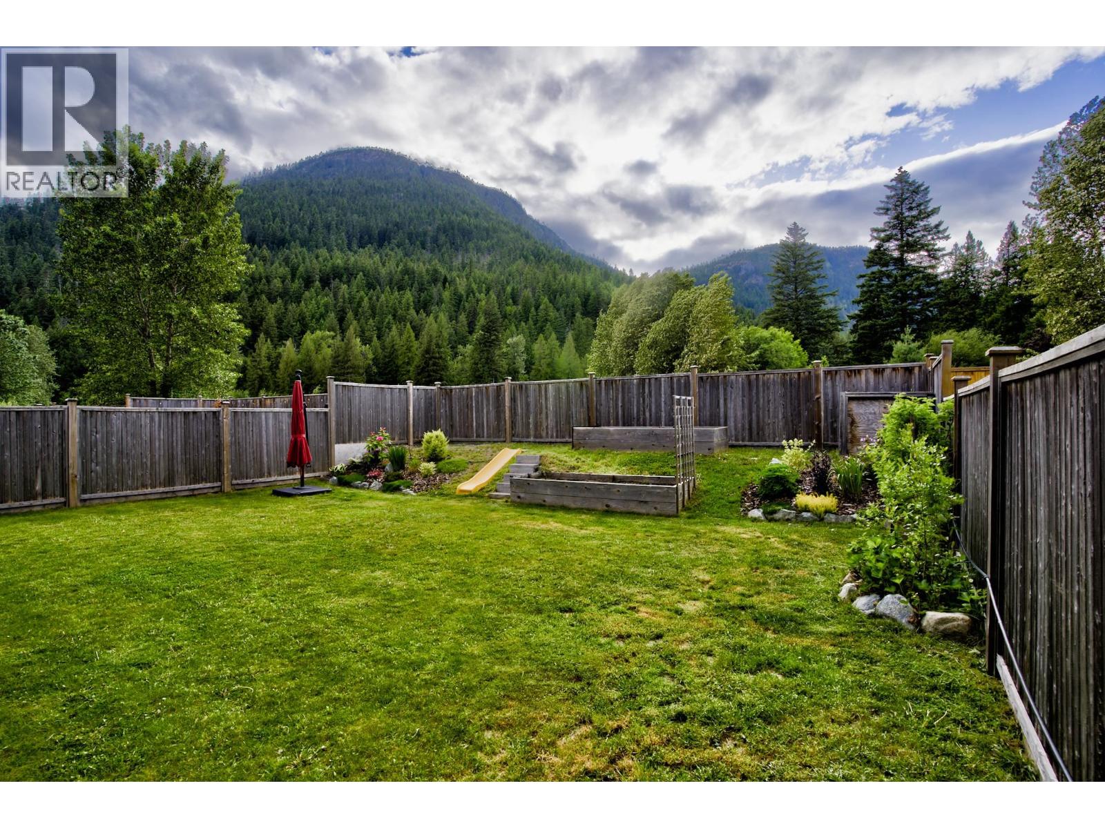 2004 Tiyata Boulevard, Pemberton, British Columbia  V0N 2L0 - Photo 27 - R3127182