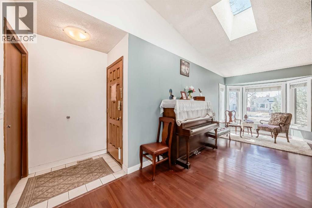 216 Hawkwood Boulevard NW, Calgary, Alberta  T3G 3E8 - Photo 4 - A2307221