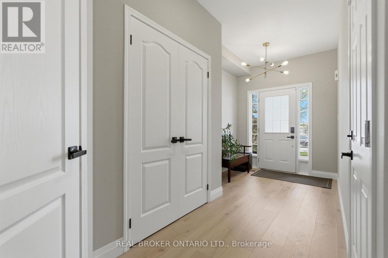 2426 Shadow Court, Oakville, Ontario  L6M 5G6 - Photo 8 - W13166494