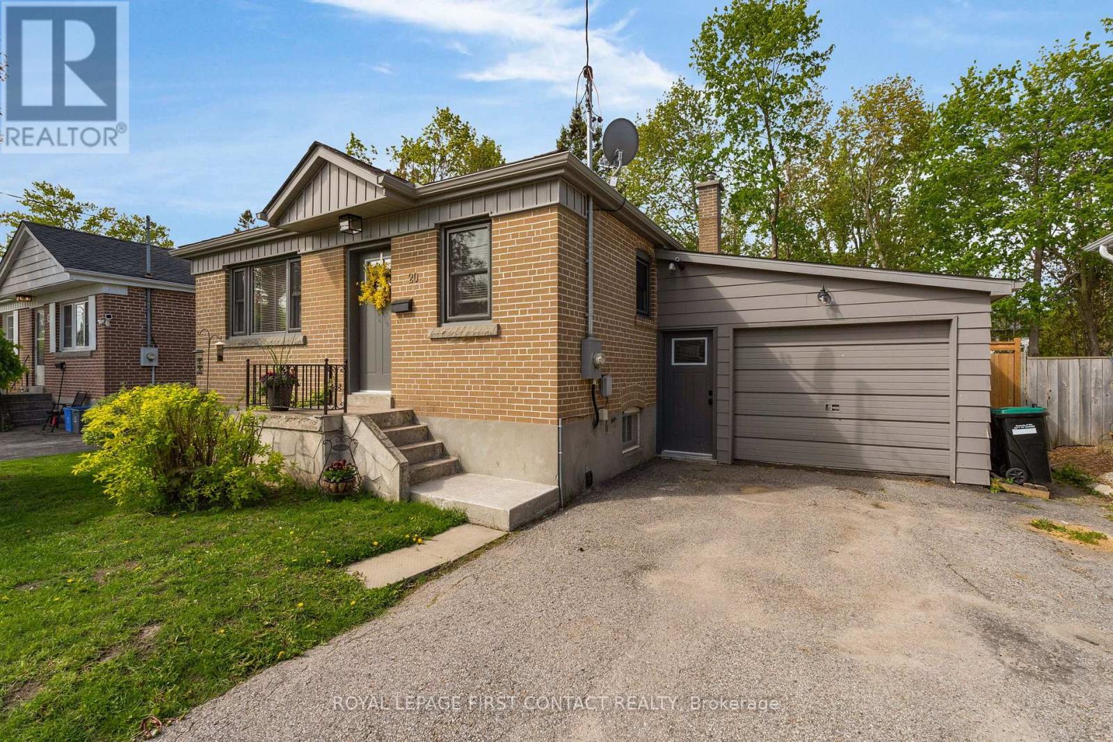 20 Newton Street, Barrie, Ontario  L4M 3N3 - Photo 2 - S13166524