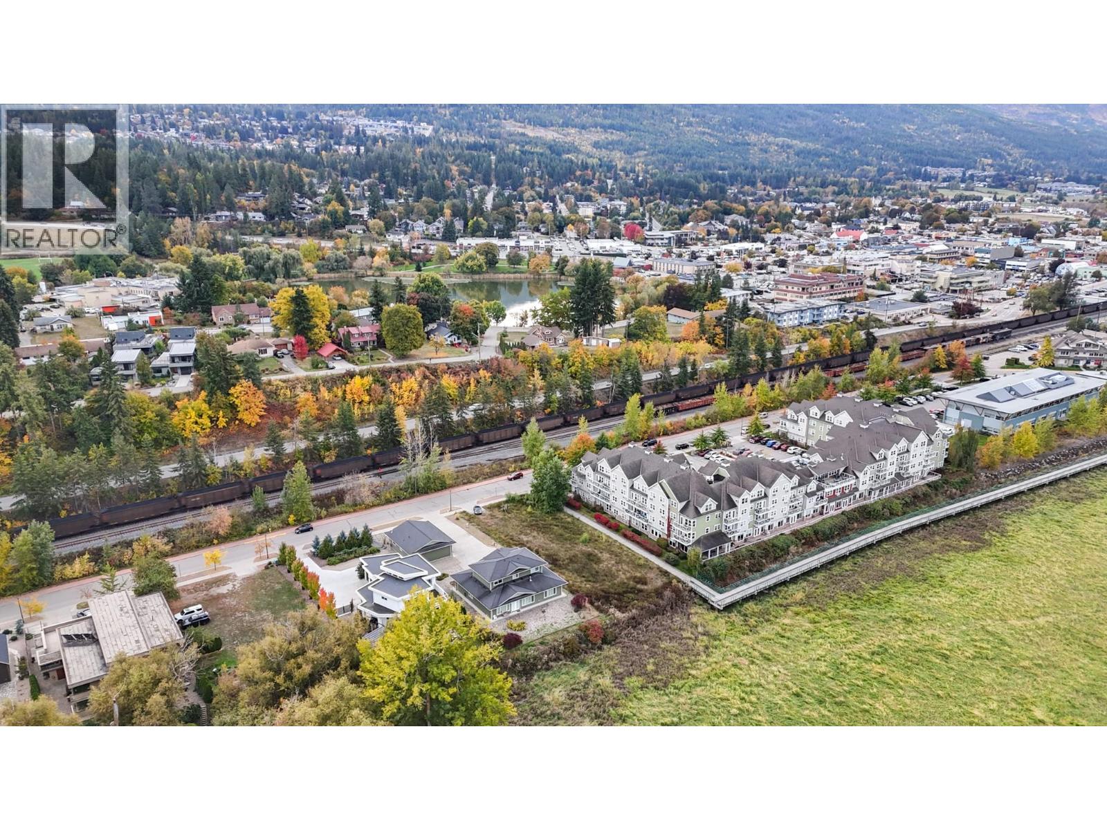 721 Harbourfront Drive NE, Salmon Arm, British Columbia  V1E 3L4 - Photo 10 - 10380166