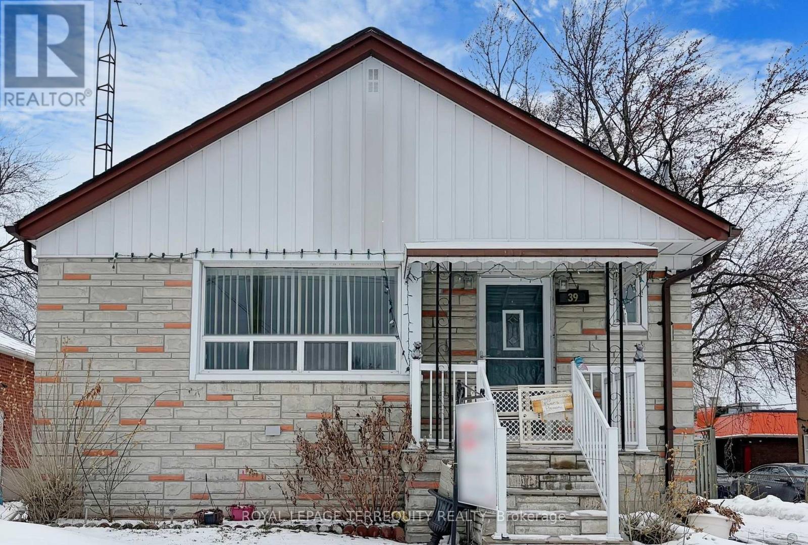 <div class="slider-price">$899,000</div><p>39 Coules Court, Toronto, Ontario</p>