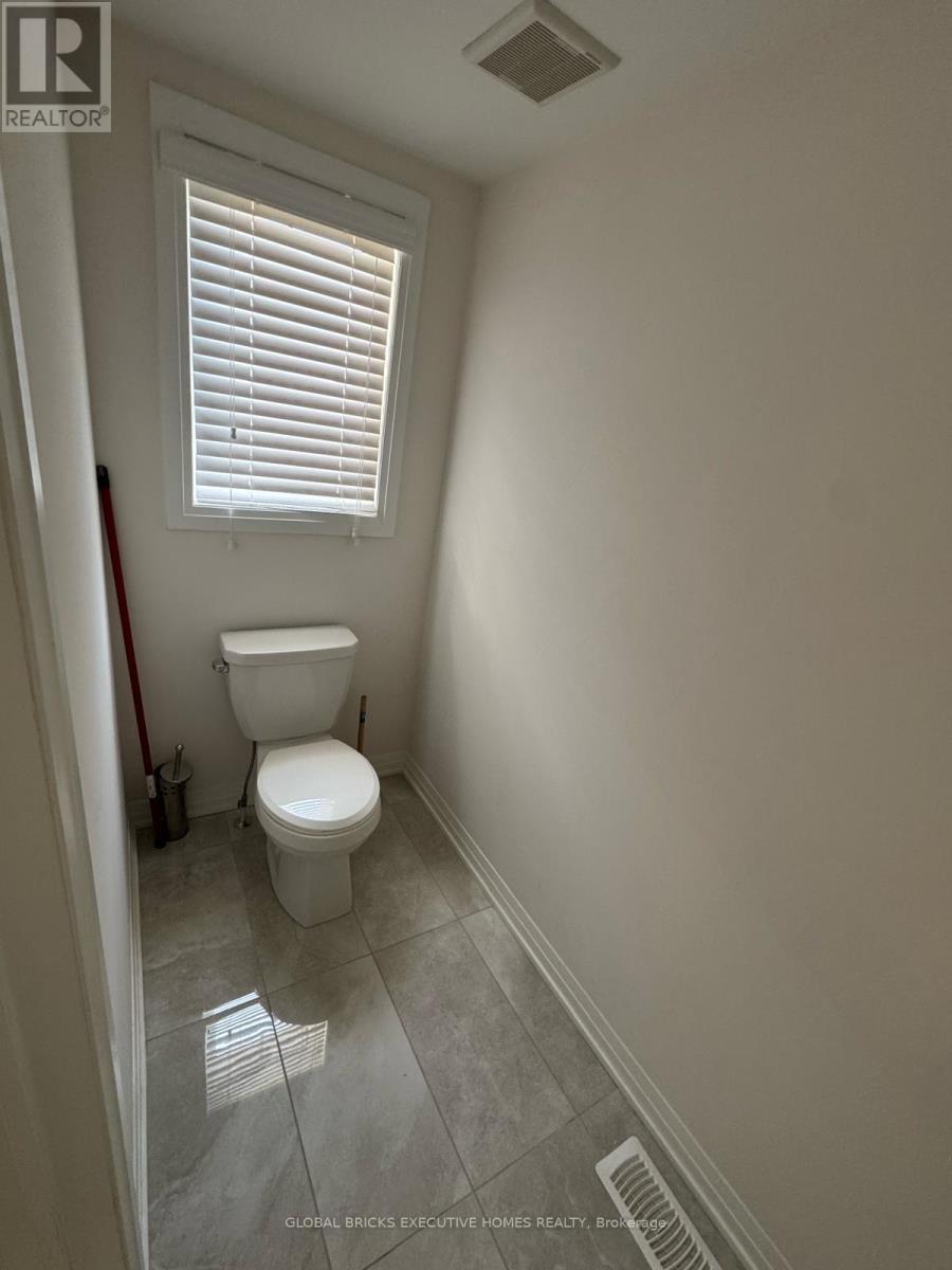 42 Ambereen Place E, Clarington, Ontario  L1C 7H5 - Photo 8 - E13166656