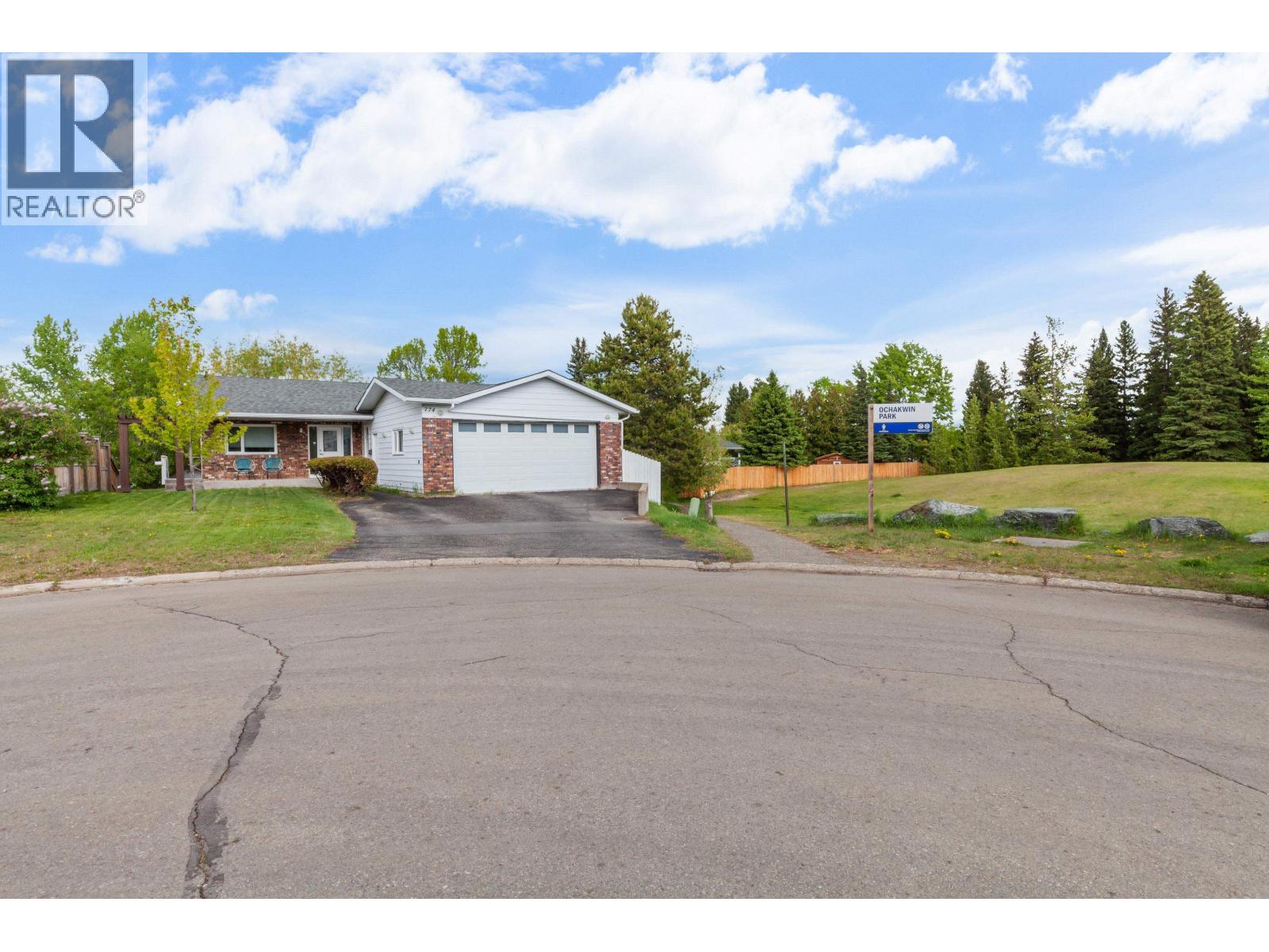 774 Ochakwin Crescent, Prince George, British Columbia  V2M 5P3 - Photo 2 - R3127195