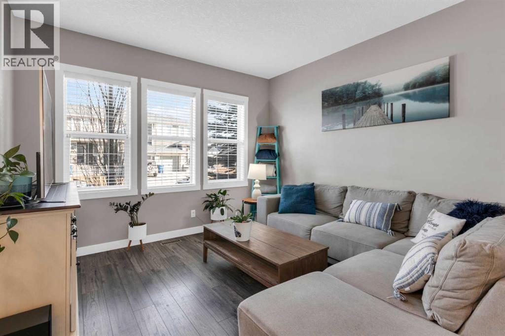 594 Hillcrest Road SW, Airdrie, Alberta  T4B 4C8 - Photo 3 - A2286426