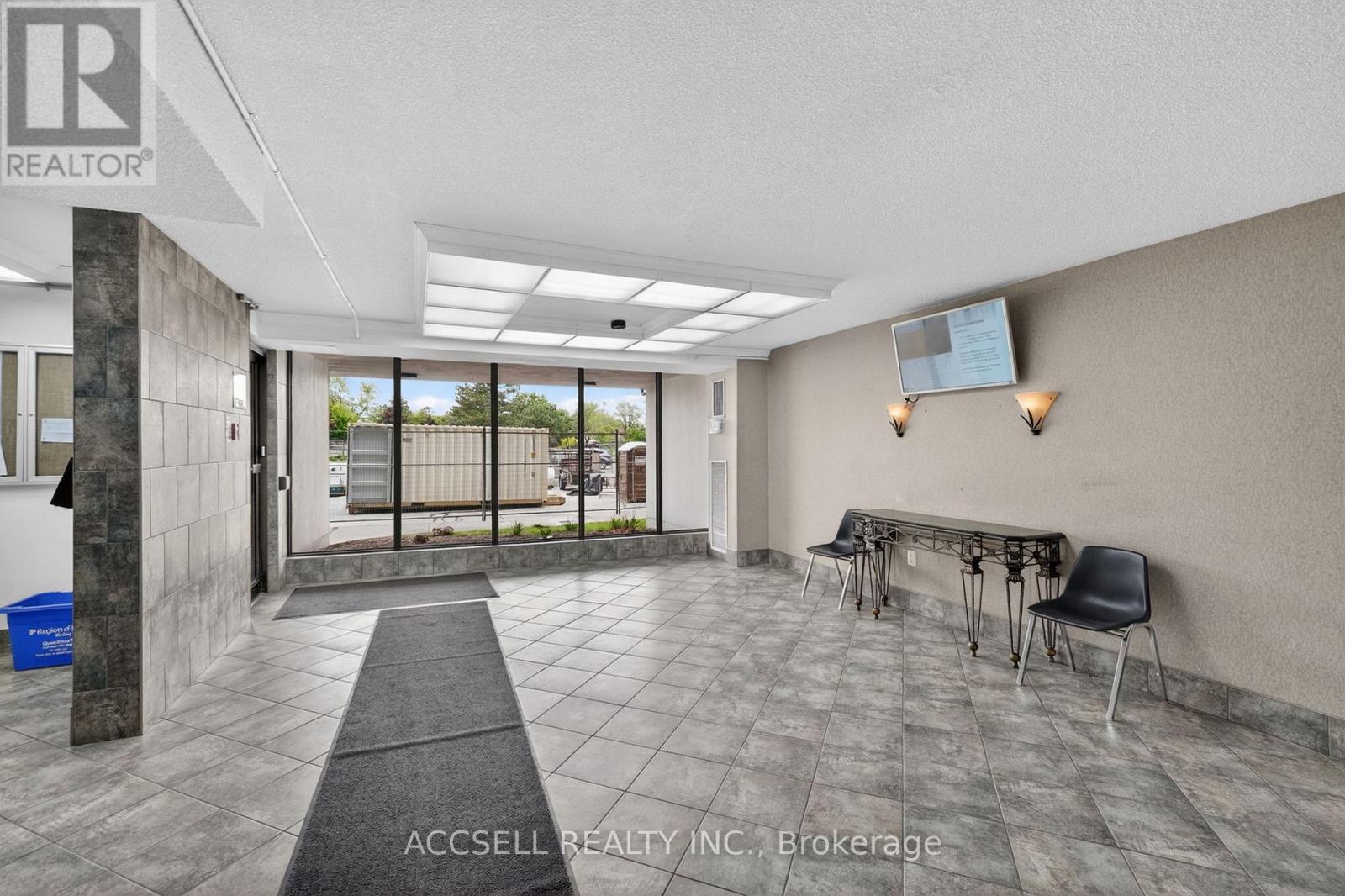 1607 - 17 Knightsbridge Road, Brampton, Ontario L6T 3X9 - Photo 2 - W13166760