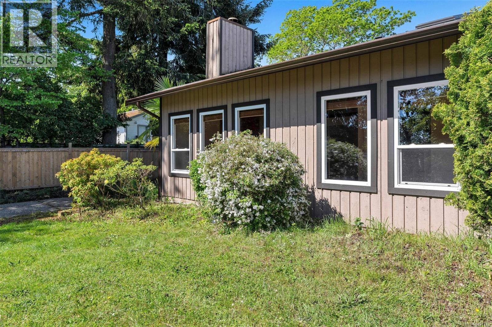 1606 Candela Pl, Saanich, British Columbia  V8N 5P4 - Photo 2 - 1037173